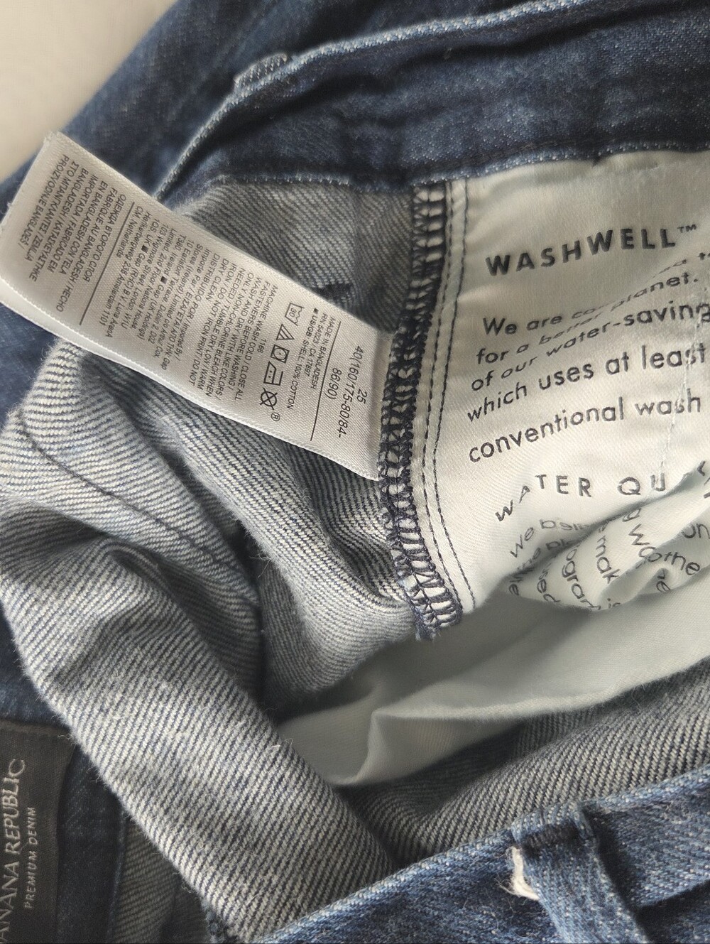 Banana Republic‎ Pleated Denim Shorts in Dark Blue - Picture 5 of 8